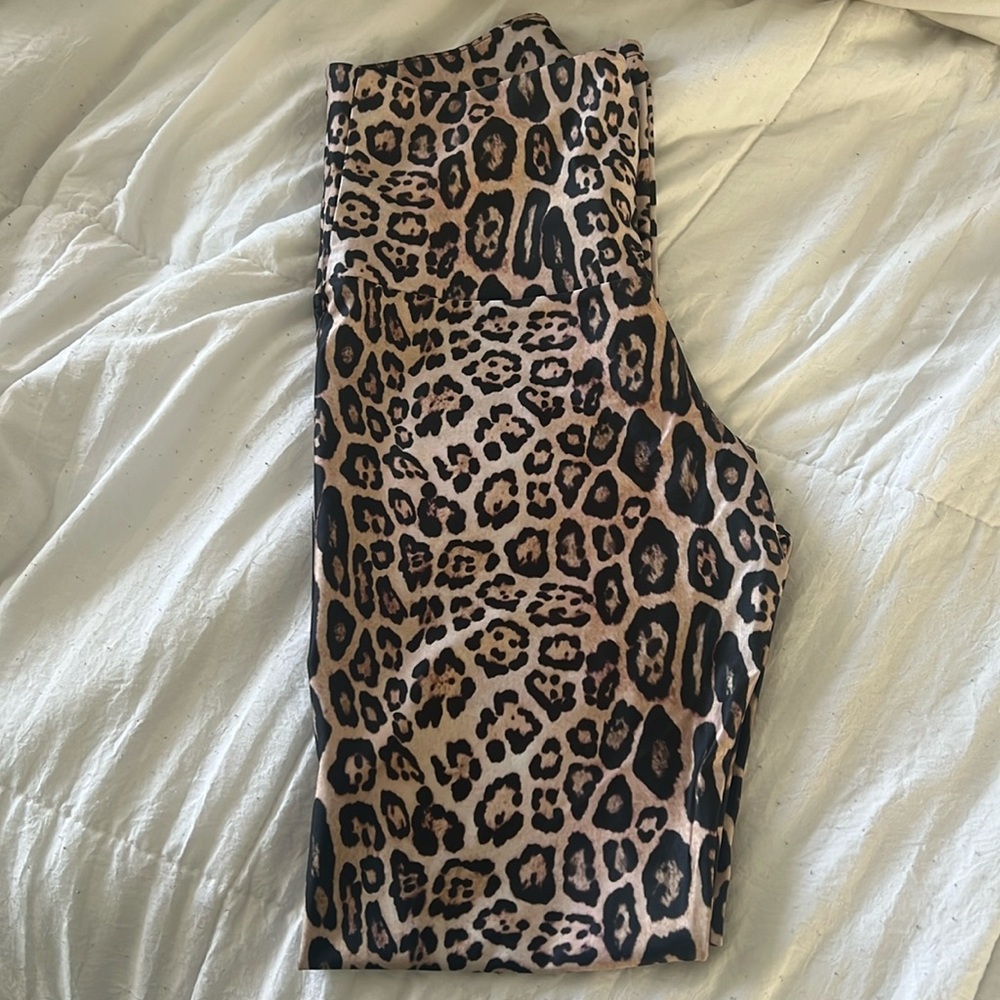 Onzie leopard leggings